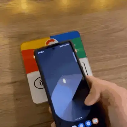 Demostración de cómo dejar una reseña con la tarjeta NFC PVC Velox Agency
